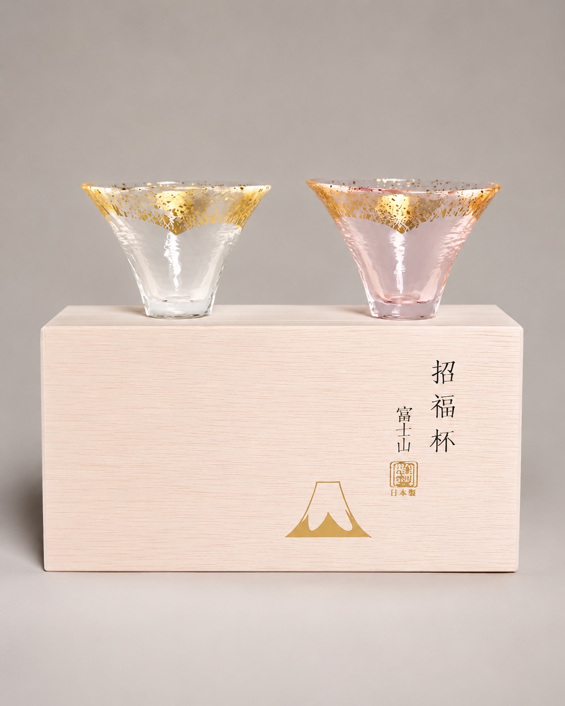 富士山招福日式清酒杯禮盒組，透明與粉櫻雙杯搭配木盒